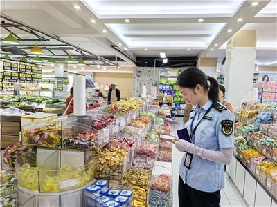 青陽縣市場監(jiān)管局廟前市場監(jiān)管所開展國慶節(jié)前旅游市場安全檢查，全面規(guī)范日用百貨銷售